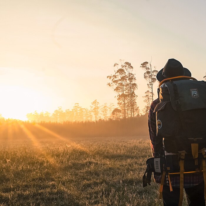 Ein Foto von einem Wanderer mit Rucksack